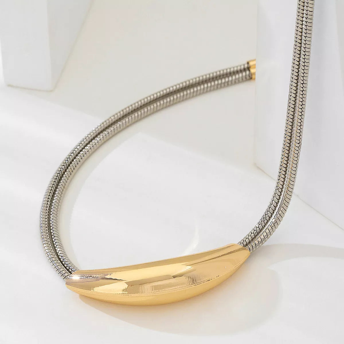Two-Tone Alloy Curved : Pendant Snake Necklace